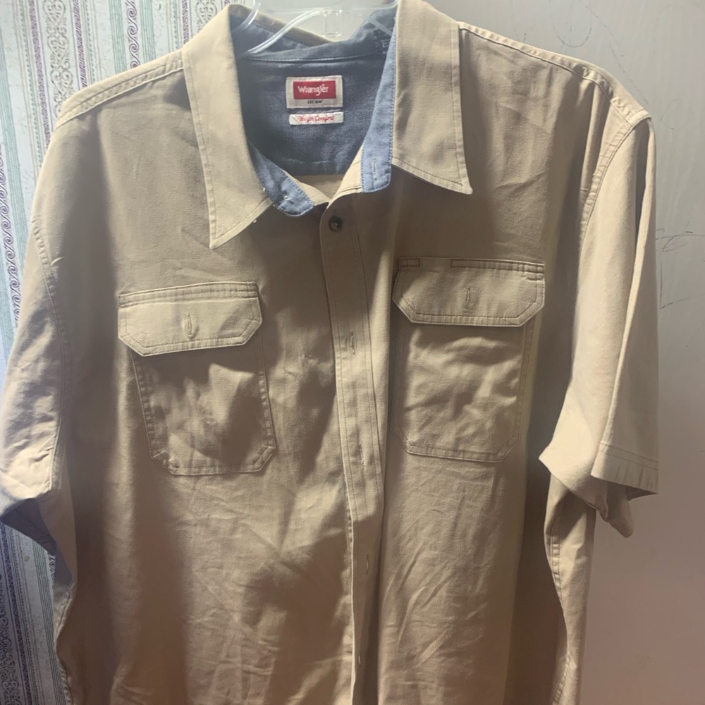 Men’s Wrangler button down shirt. 2XL. Tan color. In good condition.